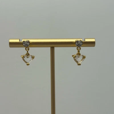 Pendientes colgantes Swarovski tono dorado en forma de corazón con detalles de pedrería Foto 1 de 4