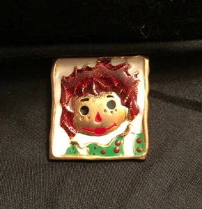 Prendedor/broche cuadrado vintage, Raggedy Ann esmalte hecho a mano - Imagen 1 de 2