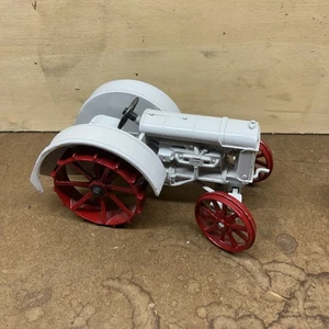 ERTL - Antique Fordson Tractor (1/16 Scale) Made in The USA 1990 - Picture 1 of 8
