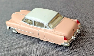 Розово-белая литая модель ERTL 1952 Cadillac модель 62 четырехдверный масштаб 1:43 - Изображение 1 из 4