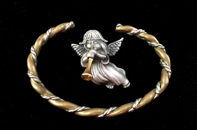 Daria Ángel Peltre Tocando Cuerno de Oro Pin y Brazalete Brazalete de Acero Cobre Retorcido Foto 1 de 4