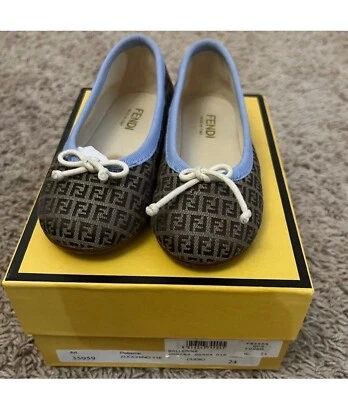 Bailarina Fendi plana niño pequeño Foto 1 de 4