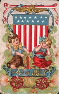 Postal del Cuarto de Julio Niño Niña Petardos Cánones Patriótico PM 1908 - Imagen 1 de 2