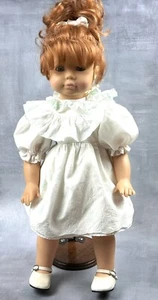 Muñeca Gotz para niños pequeños pelo rojo coletas vinilo y cuerpo suave ojos azules necesita reparación - Imagen 1 de 12