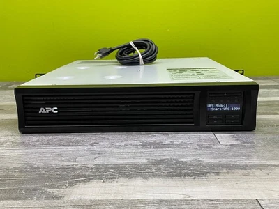 Unidad Smart Connect-UPS de APC 1000 VA 700 W LCD RM 2U Salida: (6) 5-15R, rack SMT1000RM2UC Foto 1 de 4