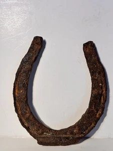 Vintage Antique PRIMATIVE FARM Rusty Distressed Horseshoes Horse Shoe Good luck - Picture 1 of 3