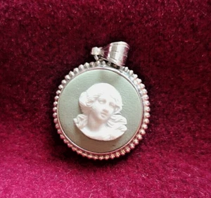 Wedgwood green cameo pendant vintage sterling silver - Picture 1 of 7