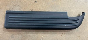 Dodge Ram 1994-2002 OEM parachoques trasero derecho moldura escalón almohadilla P/N 55034460 - Imagen 1 de 4