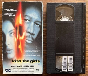 KISS THE GIRLS VHS Screener Promo Video Cassette Tape 1997 RARE Paramount - Imagen 1 de 3