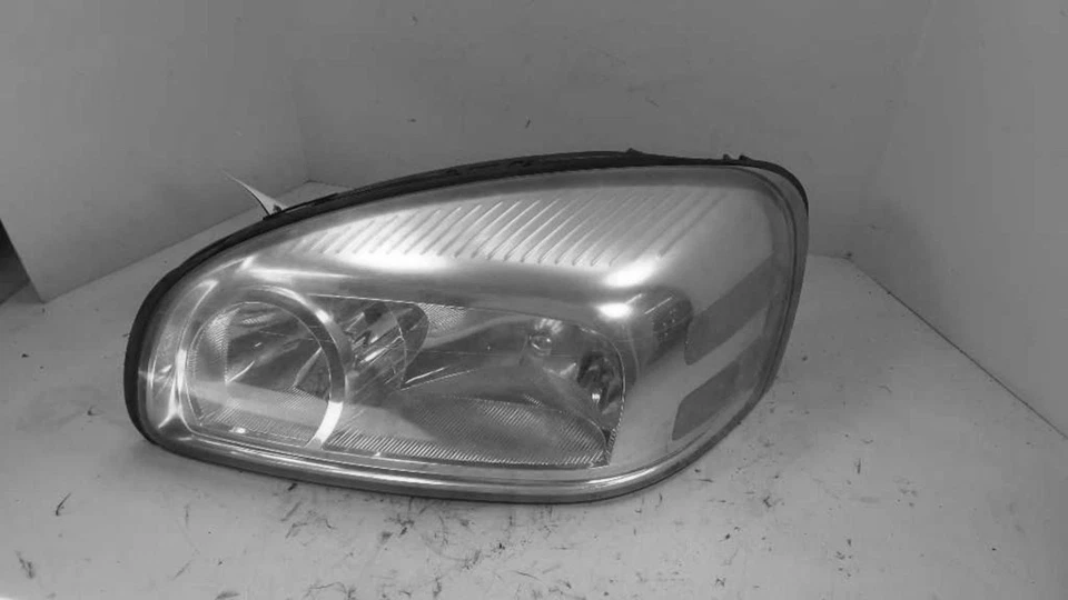 Used Left Headlight Assembly fits: 2005 Saturn Relay SV6 Left Grade A - Image 1 of 1