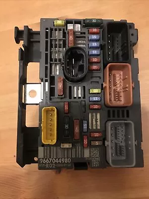 PEUGEOT CITROEN  UNDER BONET FUSE BOX   9667044980 R02 Delphi - Image 1 of 4