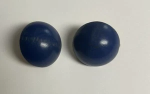 Signed Vintage VOGUE blue wooden clip on earrings. 1 inch diameter. - Picture 1 of 3