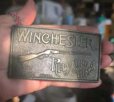 Pistolas de rifle Winchester brazos repetitivos de colección hebilla de cinturón de latón escopeta retro EE. UU. Foto 1 de 4