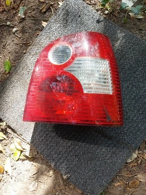 VOLKSWAGEN POLO 2004 5 PUERTAS HATCHBACK O/S CONDUCTOR LUZ TRASERA LÁMPARA TRASERA Y SOPORTE  Foto 1 de 4