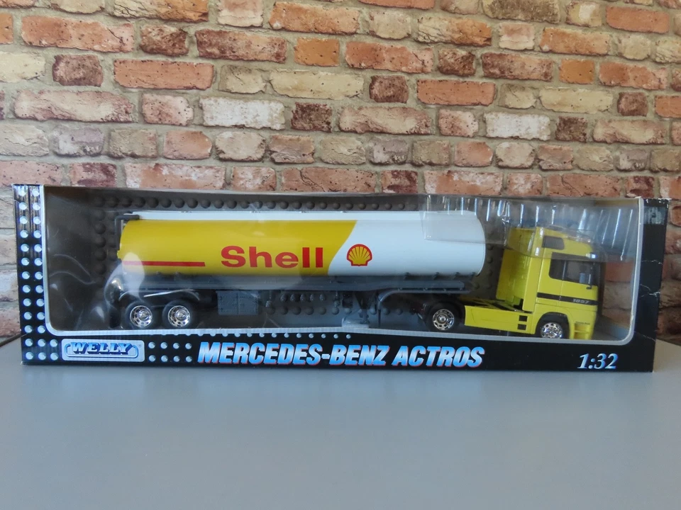 Welly Mercedes-Benz Actros 1857 with Shell Tanker 1:32 Scale Model Lorry Truck - Image 1 of 4