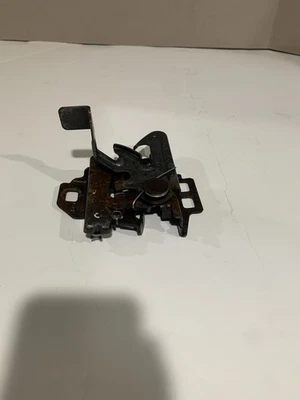 Actuador de liberación de pestillo de bloqueo de capó Chevrolet Tahoe Yukon 2000-2006 15756432 OEM Foto 1 de 4