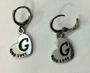 ORECCHINI EARRINGS COPPIA CERCHIETTI COLOR ACCIAIO CIONDOLO LETTERA G GOOD LUCK - Picture 1 of 1