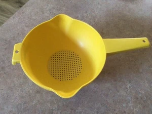 Tupperware #1523  2 Quart Yellow Strainer Colander w/Handle Pour Spouts Pot Hook - Picture 1 of 9