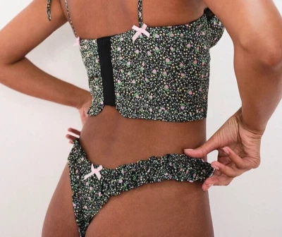 Calcinha Tanga Farrah Cintura Alta FOR LOVE & LIMONS Preta Floral Babado Morangos - Imagem 1 de 4