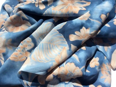 Tela Georgette con estampado floral y flores beige remolino azul suave de 2 1/8 yardas 45" Wd Foto 1 de 3