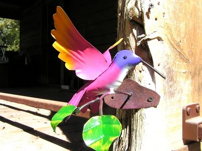 Escultura de colibrí de metal con soporte de montaje en pared Foto 1 de 4