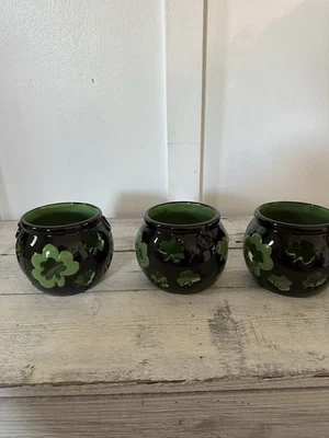 Juego de tres candelabros de cerámica/soportes votivos recortados para el día de San Patricio  Foto 1 de 4