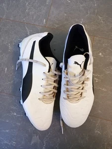PUMA WHITE & BLACK 12 STUD FOOTBALL BOOTS SIZE UK 8 EUR 42 - Bild 1 von 5