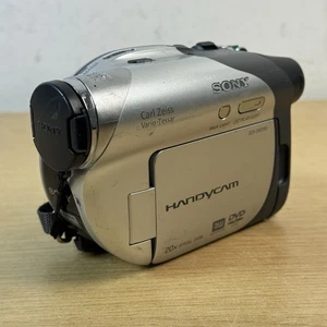 Videocámara Sony DCR-DVD105E funcionando sin cargador sin batería - Imagen 1 de 13