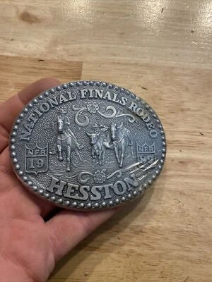 Hebilla de cinturón de rodeo vintage Hesston 1989 envoltura original de metal finales nacionales sin precio base Foto 1 de 4