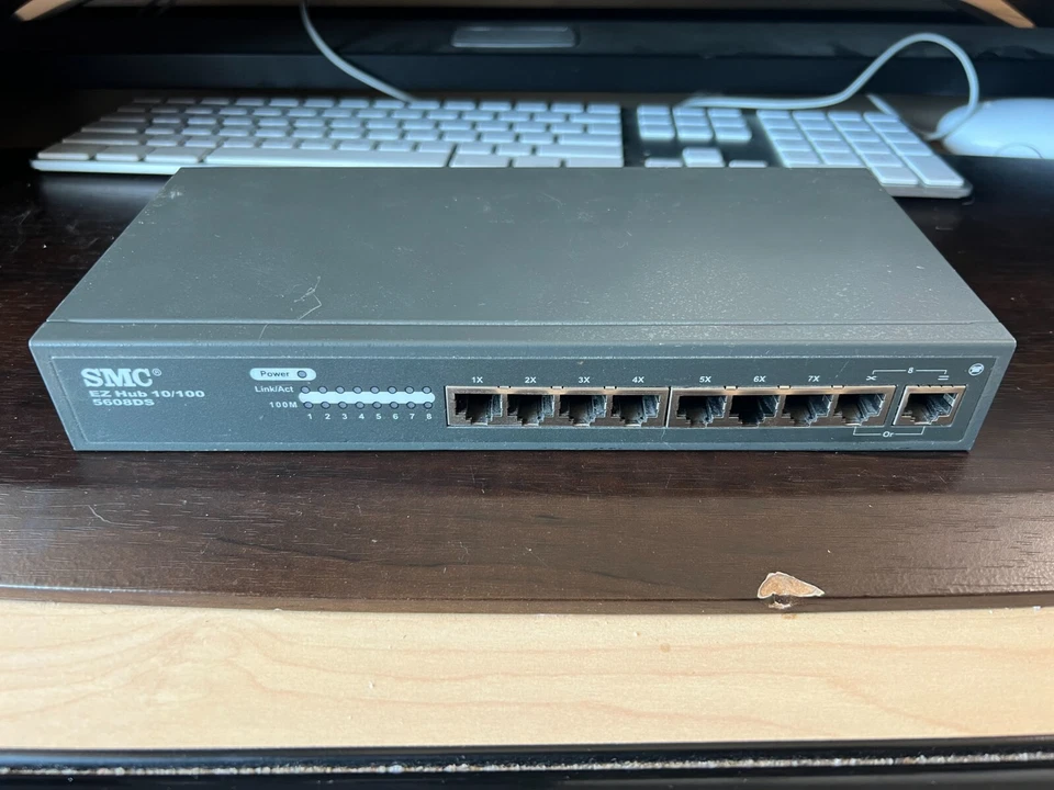 SMC SMC5608DS Wired Ethernet External Hub - Image 1 of 1