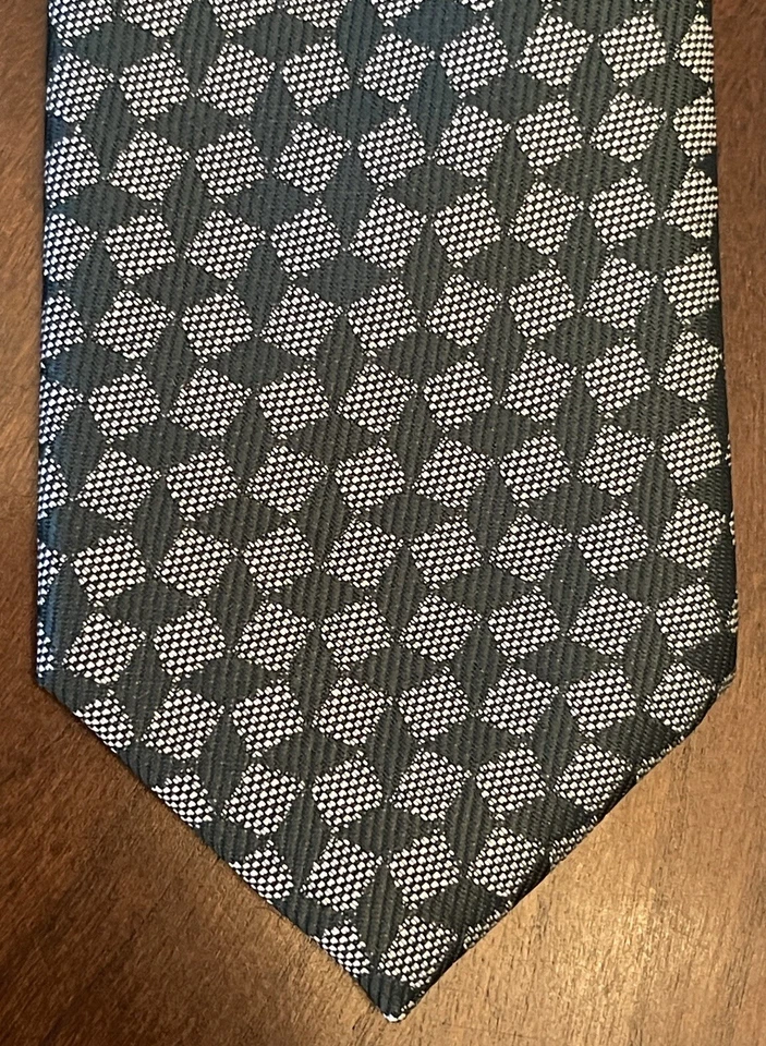 Van Heusen Green 100% Polyester Men’s Neck Tie Made In China - Image 1 of 4