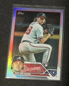 Aggiornamento Topps 2023 Dylan Dodd #US51 Rainbow Foil RC Atlanta Braves - Foto 1 di 2