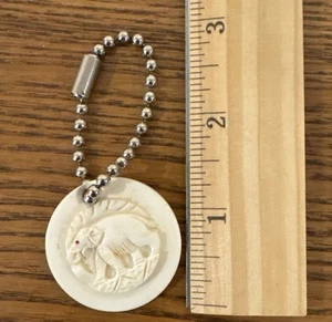 Vintage geschnitzter Elefant Kunstknochen rund Schlüsselanhänger Medaillon Charm - Bild 1 von 5