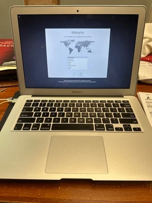 Apple MacBook Air 13" A1466 2017 i5 5ta generación 8 GB RAM 128 GB almacenamiento plateado - usado Foto 1 de 4