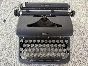Macchina da scrivere portatile vintage Royal Quiet DeLuxe nera con custodia nera 1946 senza chiave - Foto 1 di 14