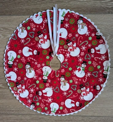 "Minifalda de árbol de Navidad reversible de 18"" muñecos de nieve en rojo hecha a mano" Foto 1 de 4