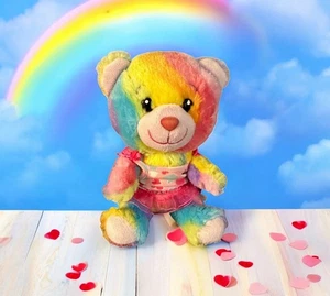 Build a Bear Smallfrys 7 Zoll Bär Regenbogen mit rosa Herz Kleid 2012 Plüsch Teddy - Bild 1 von 4