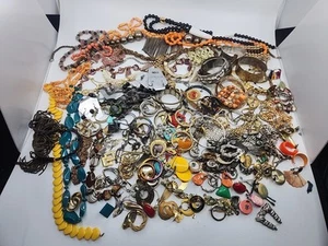 Großes Konvolut Vintage Schmuck. Ungetestet. Unsortiert. - Bild 1 von 24