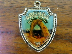 Vintage silver ARCHES NATIONAL PARK UTAH STATE TRAVEL SHIELD charm 18-27 - Picture 1 of 1