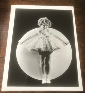 Young SHIRLEY TEMPLE - Fotografía brillante en blanco y negro - 8" x 10" - Imagen 1 de 3