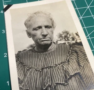 Damen Portrait Schnappschuss Anfang 1900 Antik Foto 3 mal 4 Zoll - Bild 1 von 7