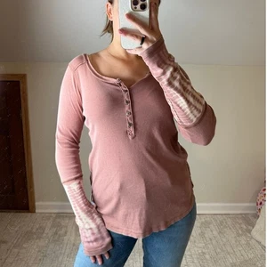 Anthropologie: Henley-Langärmliges Oberteil mauverosa Batik - Bild 1 von 7