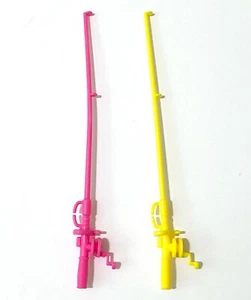 Lote de 2 cañas de pescar rosa y amarillo para muñeca Barbie - Imagen 1 de 3