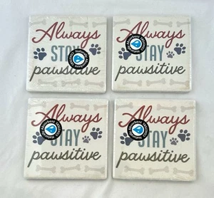 4 SOUS-VERRE "ALWAYS STAY PAWSITIVE" ZAMPA DI CANE ASSORBENTE NATURALE SOTTOPIASTRELLE - Foto 1 di 4