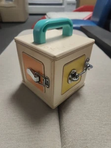LOVEVERY Holzschloss Kasten Riegel | The Realist Box | Montessori Lernspielzeug - Bild 1 von 8