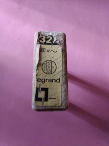 Legrand Sicherungshalter Porzellan Spindel 9 mm Abstand 3 cm Sicherung 32 AMPERE  - Bild 1 von 2