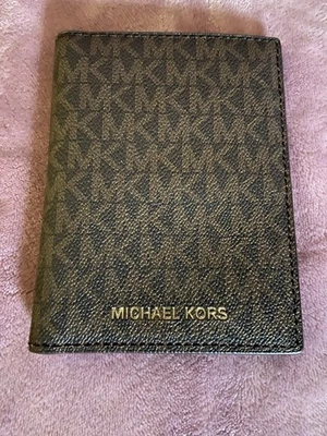 Estuche para pasaporte Michael Kors MK Logo usado nunca usado en excelente estado Foto 1 de 3