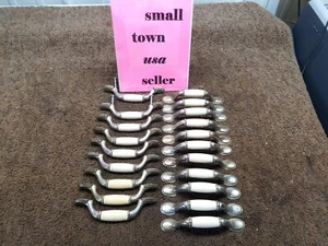 20 Schubladengriffe Messing und weiß Porzellan sehr getragen  - Bild 1 von 11