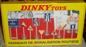 ATLAS - DINKY TOYS - PANNEAUX DE SIGNALISATION ROUTEIRE - 12 PIECE SET - BOXED - Picture 1 of 3