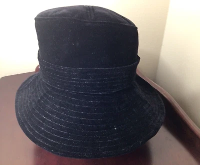 Sombrero de mujer Kokin New York Cloche corona de terciopelo negro 8,5" Foto 1 de 4